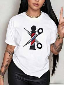 Peluquería Clásica Un poste de barbero con franjas rojas blancas y azules cruzado por tijeras representa tradición y habilidad artesanal camiseta para mujer 100% algodón - blanco - Ver 1