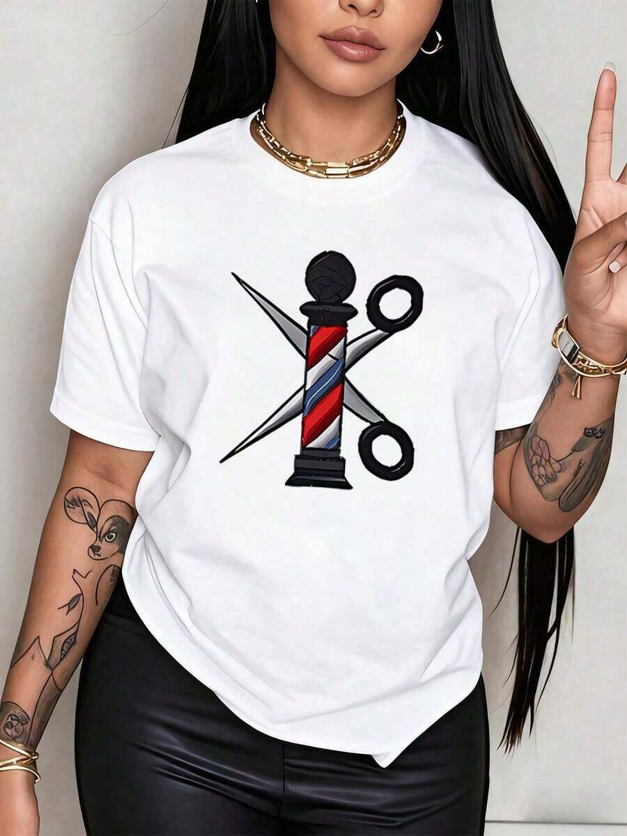 Peluquería Clásica Un poste de barbero con franjas rojas blancas y azules cruzado por tijeras representa tradición y habilidad artesanal camiseta para mujer 100% algodón - blanco - Ver 1