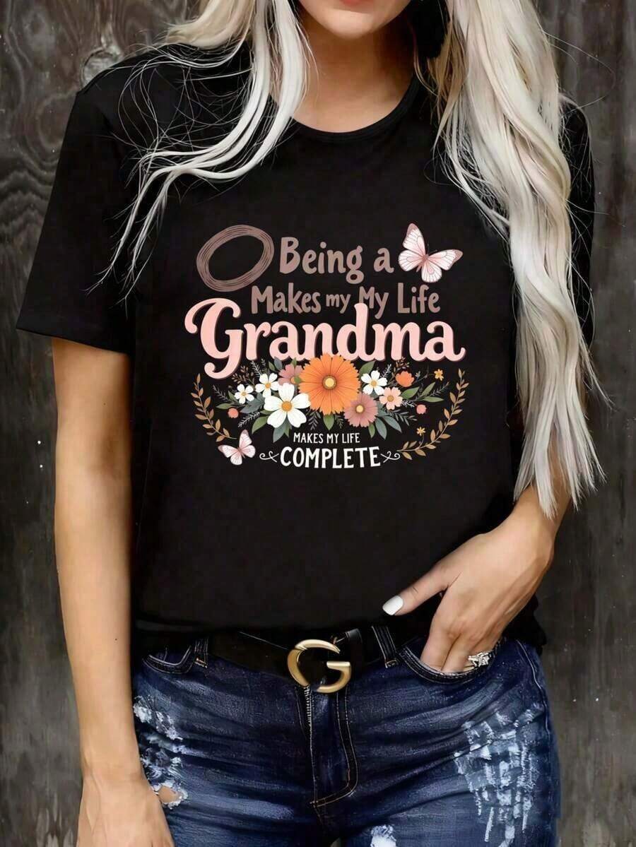 ComfortableCamiseta Casual Popular para Mujer : "Ser Abuela Hace Mi Vida Completa" con Estampado Floral y Mariposas. Camiseta para Mujer, Regalo para Abuela, Camiseta para el Día de la Madre - Negro - Ver 1