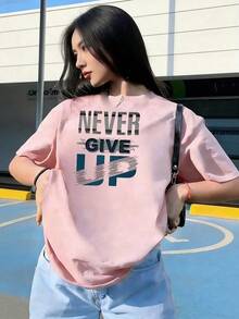"NEVER GIVE UP" T-Shirt In A Dynamic Style.  Short-Sleeved T-Shirt For Spring And Summer 2026, Made In Mexico, 180 Grams. Cartoon Print, Couple Design, Suitable For Indoor Or Outdoor Wear. Crew Neck, Unisex, Ideal For The Office And Leisure. One-Pack. - PK-P631577SLNDXZGY527 - 查看 2