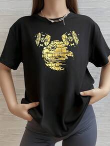 Golden Figure Symbolizing The Union Between Cosmic Force And Feminine Creativity, Showing A Luminous Sphere Accompanied By Symmetrical Elements In The Form Of Metallic Wings That Evoke Balance, Power, And Harmony. Modern, Casual, Comfortable Women's T-Shirt - 黑色 - 查看 1
