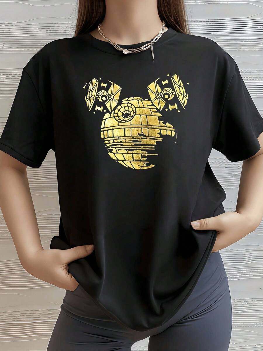 Golden Figure Symbolizing The Union Between Cosmic Force And Feminine Creativity, Showing A Luminous Sphere Accompanied By Symmetrical Elements In The Form Of Metallic Wings That Evoke Balance, Power, And Harmony. Modern, Casual, Comfortable Women's T-Shirt - 黑色 - 查看 1