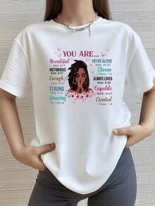 Mujer orando rodeada de mariposas y flores simboliza la fe y la fuerza interior con frases inspiradoras sobre ser amada valiente y creada con propósito camiseta de mujer casual cómoda y moderna - Blanco - Ver 8