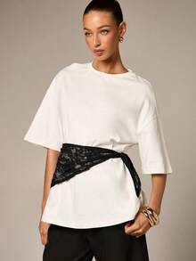Blusa casual de uso diario con cuello redondo, mangas cortas, detalles de encaje y un cinturón decorativo blanco - Blanco y Negro - Ver 1