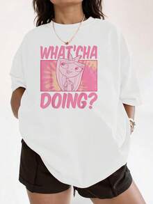 Fun Graphic With A Smiling Female Cartoon Character And The Text WHAT'CHA DOING Conveys Curiosity And Youthful Energy. Comfortable Casual Women's T-Shirt For Everyday Wear And Relaxed Moments. - 白色 - 查看 1