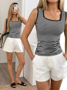 Camiseta de tirantes de cuello cuadrado a rayas minimalista y versátil para mujer, adecuada para uso diario y viajes al aire libre - Blanco y Negro - Ver 6