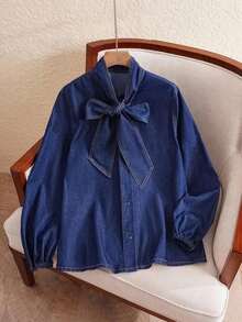 Mature Denim Blusa de mezclilla de mujer con un solo botonadura y lazo versátil y de moda - Azul lavado medio - Ver 7