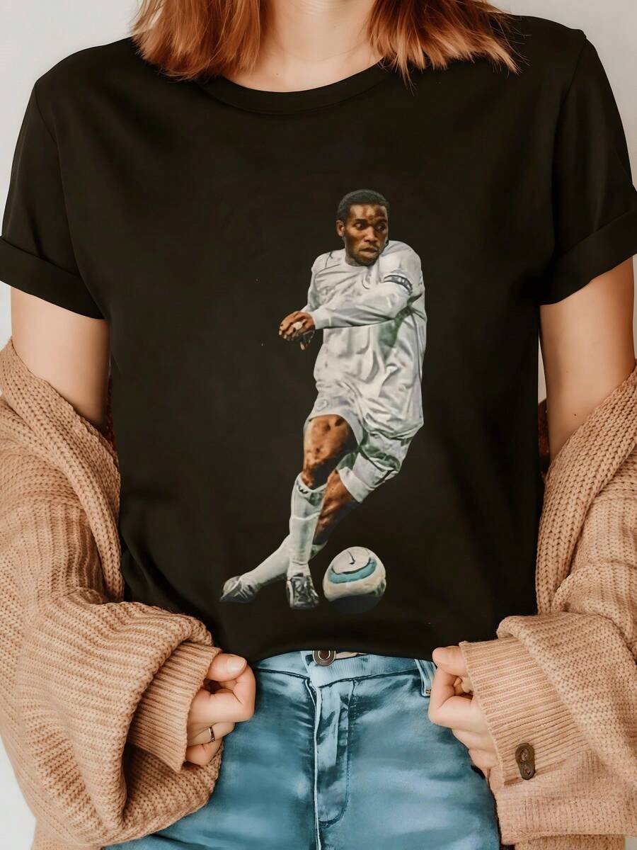 Image Of A Player In Motion Reflecting Energy, Passion, And Sporting Attitude, Showcasing The Power Of The Moment. Perfect For Those Who Love Football And Overcoming Challenges. Comfortable, Modern, Casual Women's T-Shirt. - 黑色 - 查看 1