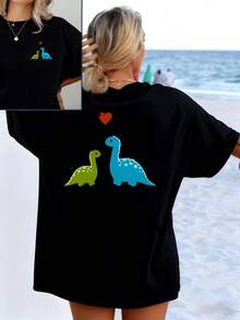 Two Cheerful Dinosaurs Gaze Tenderly At Each Other While A Red Heart-Shaped Balloon Floats Between Them, Symbolizing Affection, Friendship, And Joy In An Environment Filled With Positive Energy. Women's Double-Sided Print T-Shirt, Casual And Comfortable. - 黑色 - 查看 8