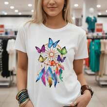 Women's Short-Sleeved Cotton T-Shirt With A Dreamcatcher Print Featuring Colorful Butterflies And Feathers. It Has A Round Neck, A Casual Style, A Loose Fit, And Is A Basic Summer T-Shirt Made Of Soft, Breathable Fabric. Perfect For Everyday Wear And Urban Style. Suitable For Spring, Summer, And Autumn. - 白色 - 查看 1
