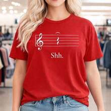 Plus Size Cotton T-Shirt For Women, With Musical Note Print, Short Sleeve, Loose Fit, Casual Top, Round Neck, Basic T-Shirt, Sizes M-5XL, Soft And Breathable Fabric, Shh Graphic Print T-Shirt For Curvy Ladies, Suitable For Spring, Summer And Autumn. - 紅色 - 查看 1