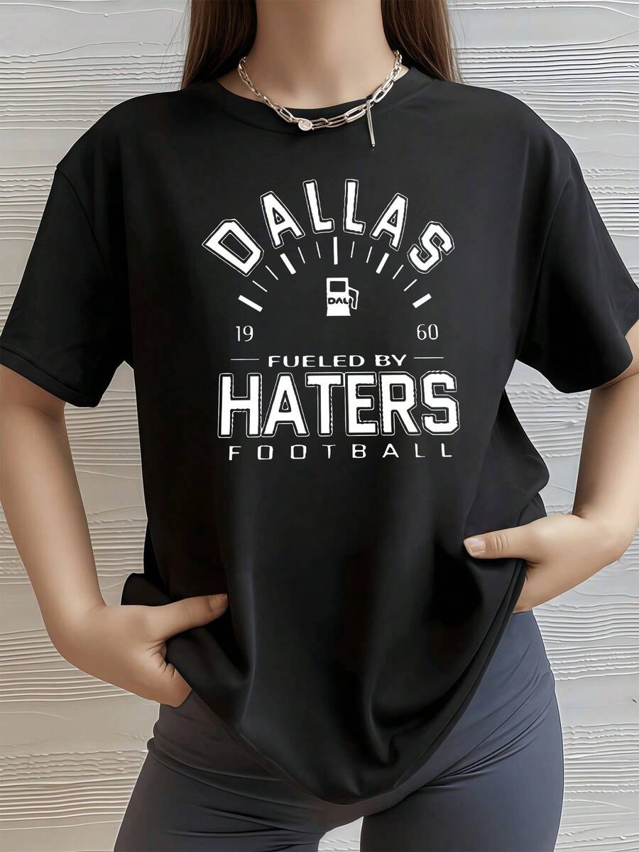 Gráfico con letras que evocan energía y determinación deportiva mostrando la palabra  junto a símbolos de velocidad y fuerza inspirados en el espíritu del fútbol camiseta de mujer moderna cómoda para uso casual - Negro - Ver 1