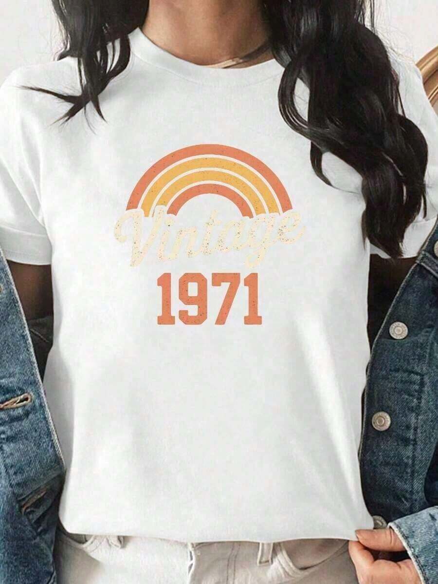 % Algodón, Nuevo Estilo de Verano, 1 Pieza, Camiseta Gráfica para Mujer, Regalo de San Valentín, Camiseta de Verano con Estampado Gráfico, Camiseta Vintage para Mujer con Patrón Retro deíris de 1971 - Camiseta de Algodón Suave y Transpirable, con el Atrevido Texto Vintage 1971 - Camiseta Vintage, Adecuada para Uso Casual Diario y Eventos Temáticos - Top de Mujer Cómodo y Ajustado para Todas las Temporadas, Moda de Verano, Cuello Redondo Clásico, Material Cómodo, Camiseta de Manga Corta, Nueva Camiseta Favorita de los Entusiastas de - Camiseta Elegante -% Algodón, Transpirable, Suave, Estilo Casual, Cuello Redondo, Manga Corta, Camiseta para Uso Diario. Lavable aáquina. Un regalo para familiares, hermanos, amigos, padres o maestros. - Blanco - Ver 1