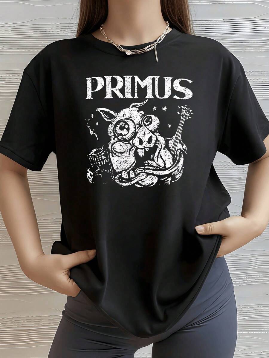 Artistic Figure Of A Pig With Expressive Eyes Holding A Guitar Under A Starry Sky Representing The Union Between Music And Nature. Women's Casual Modern Comfortable T-Shirt For Everyday Wear - 黑色 - 查看 1