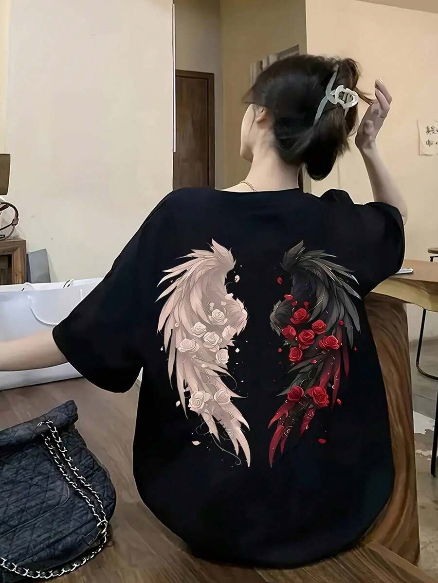 Camiseta estilo gótico con estampado de alas y rosas - Top de manga corta en blanco y negro con alas y rosas rojas estampadas en la espalda, top casual de verano, adecuado para fiestas y uso diario (lavable a mano) - Camiseta con estampado de alas de rosa. - Negro - Ver 1