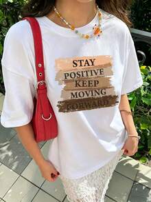 女款休閒白色純棉T恤，圓領短袖落肩上衣，印有「Stay Positive」標語，標準長度中等彈性T恤 - 白色18 - 查看 3