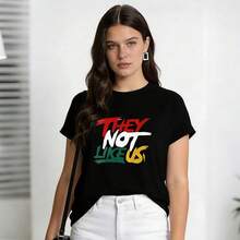 Women's Summer Clothing, Casual Soft Cotton T-Shirt With Round Neck, Contrasting Graffiti Letter Print With The Phrase "THEY NOT LIKE US". White. - 黑色 - 查看 4