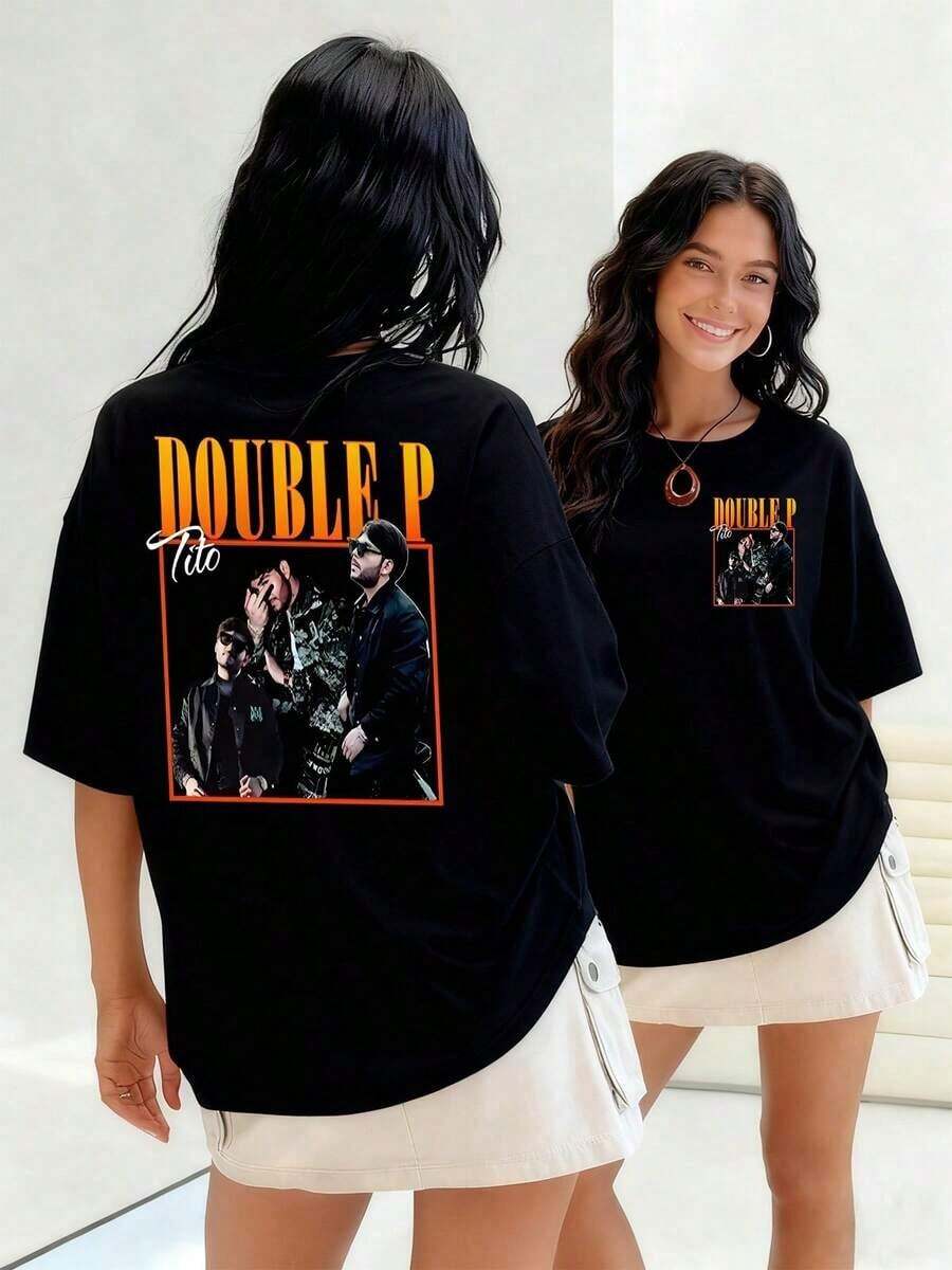Tres figuras con gafas de sol y actitud segura, camiseta para mujer con impresión digital que captura la esencia urbana moderna. 100% algodón. Ideal para un look casual y atrevido. Adecuado para primavera, verano y otoño. - Negro - Ver 1