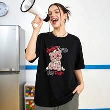 Women's Summer Clothing, Soft And Casual Cotton T-Shirt With Round Neck, Printed With The Phrase "Smile Through The Pain", Pink Bear With Patchwork Stitching And Graffiti Style Print Pattern. White Color. - 黑色 - 查看 2