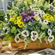 18支精美春季三色堇、薰衣草花束，抗紫外线花卉组合，浪漫花卉主题户外仿真花，包含三色堇、薰衣草、蕨类植物、桉树枝 - 高端植物设计，不易褪色仿真绿植，适合婚礼中心装饰 | 栩栩如生的仿真花 | 适用于花园、门廊、窗台、户外装饰、庭院装饰 | 耐用塑料花 - 3色混合組合花束 - 查看 4