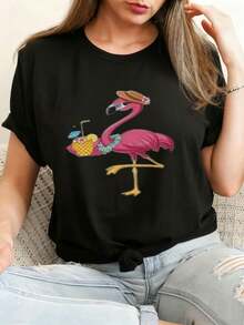 Black T-Shirt With Flamingo Print | A Pink Flamingo Wearing A Fedora And Crown, Loose Fit And Front Bow, Combined With Light Blue Ripped Jeans, Long Light Brown Hair And A Lace Bottom - Perfect For Summer Beaches And Everyday Wear. - 黑色 - 查看 7