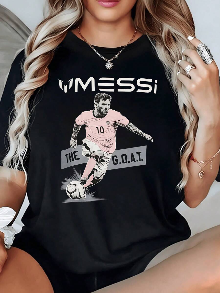 Figure Of A Footballer In Action Symbolizing Passion, Effort, And Excellence In The Sport, Inspiring Energy And Motivation. Modern, Casual, Comfortable Women's T-Shirt For Everyday Wear. - 黑色 - 查看 1