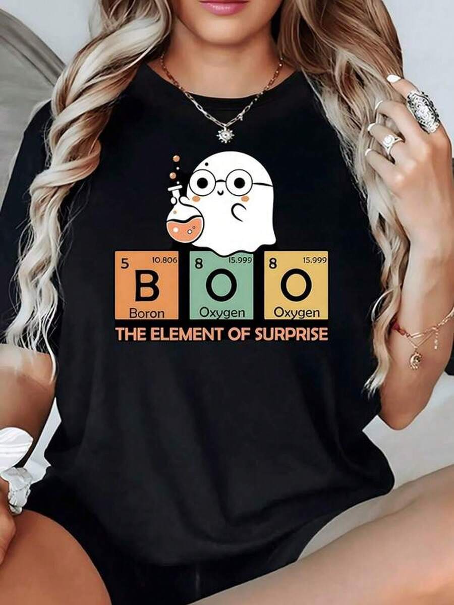 Fantasma adorable con gafas sosteniendo matraz sobre tabla periódica que forma palabra BOO divertida con referencia química camiseta de mujer 100% algodón 220g