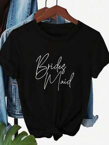 Una camiseta de manga corta elegante y cómoda para mujer, con la impresión 'Bridesmaid' escrita a mano, perfecta para damas de honor. Un estilo que irradia una suave elegancia: sencillo pero sofisticado, versátil y favorecedor para la figura. Perfecto para cualquier ocasión, ya sea una boda o para uso diario. - Negro - Ver 2