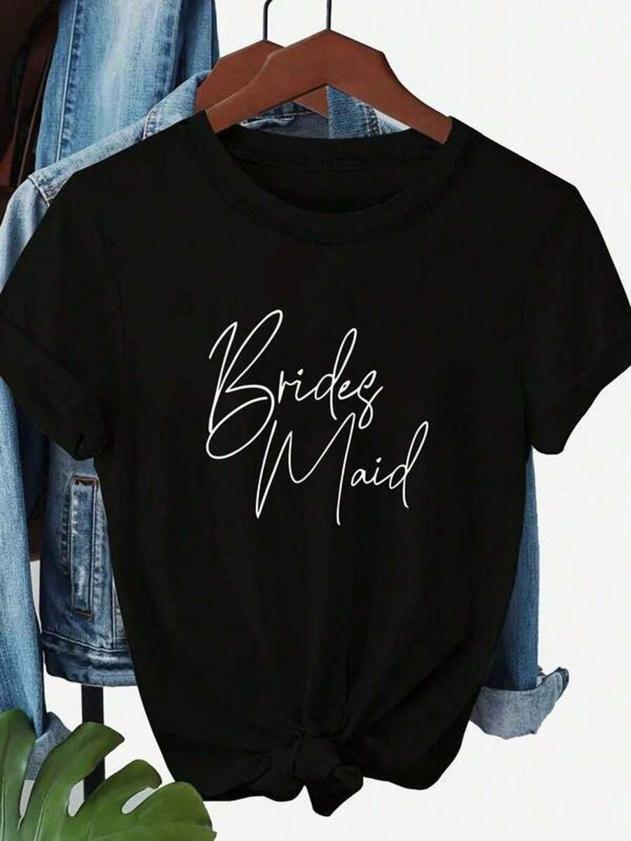 Una camiseta de manga corta elegante y cómoda para mujer, con la impresión 'Bridesmaid' escrita a mano, perfecta para damas de honor. Un estilo que irradia una suave elegancia: sencillo pero sofisticado, versátil y favorecedor para la figura. Perfecto para cualquier ocasión, ya sea una boda o para uso diario.