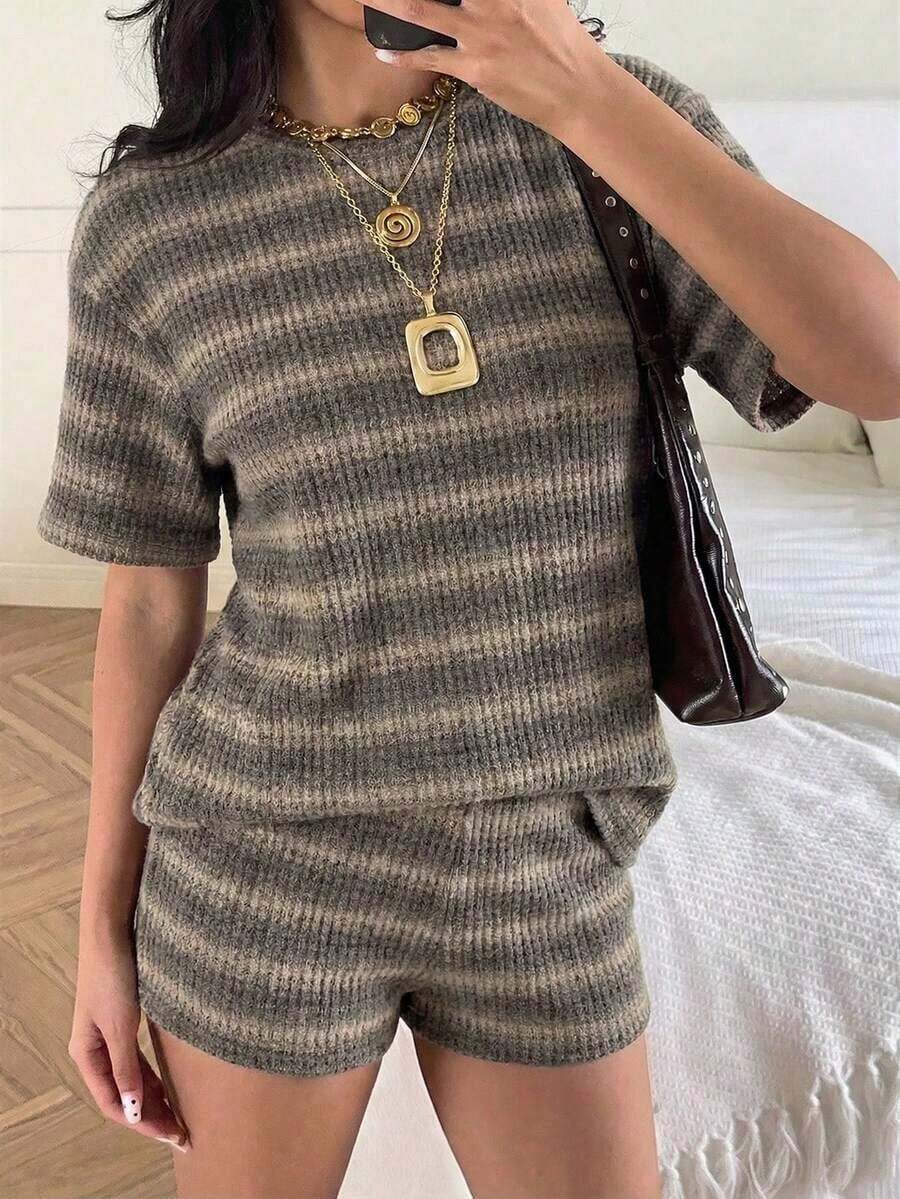 Conjunto de camiseta de manga corta y pantalones cortos de punto a rayas para mujer de estilo casual - Albaricoque - Ver 1