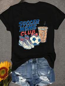 Playera blanca con diseño "Soccer Moms Club", ideal para mamás de futbolistas, con zapatos, balón y café. - Negro - Ver 4