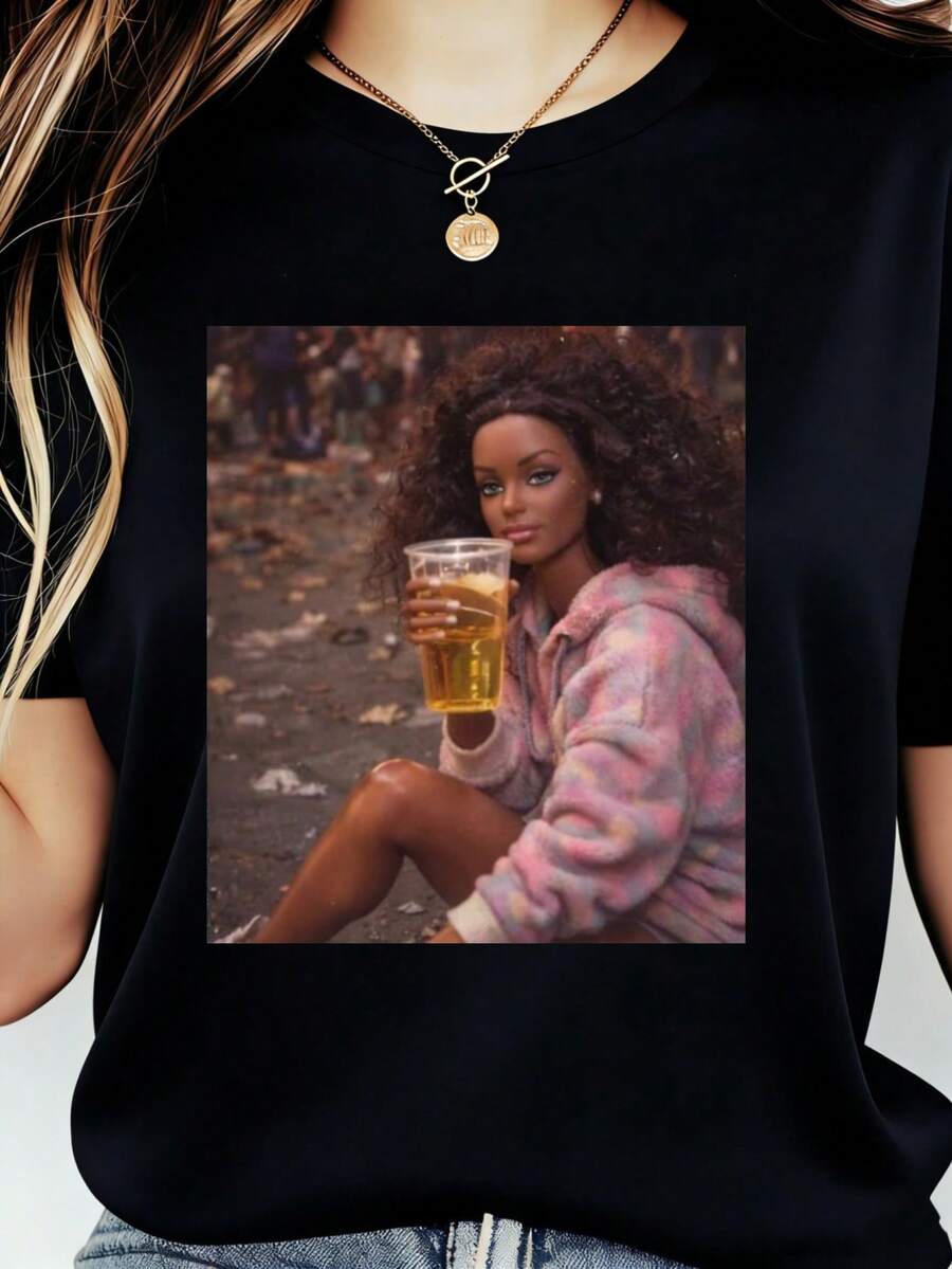 Una camiseta de manga corta para mujer, de estilo retro y moderno, adecuada para actividades al aire libre en primavera y verano, camiseta negra, estampada con la figura de una mujer sosteniendo una cerveza, ideal para uso casual.blusas para mujer,blusas casuales para dama,tops,, mujer premium,y2k,playeras de mujer curvy,ofertas y liquidaciones ropa mujer,playeras deportivas para mujer,,playeras de hombre, mujer,blusas>elegante NI2Q - Negro - Ver 1