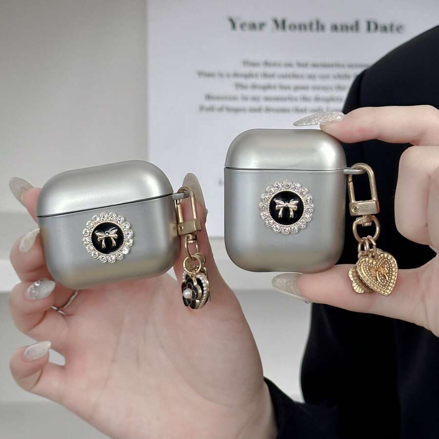 Hộp đựng tai nghe Apple thời trang này có thiết kế nơ ngọc trai 3D, các chi tiết nơ hình trái tim và mặt dây chuyền nơ hoa. Sản phẩm được thiết kế cho một bên tai nghe, có khả năng chống sốc, bảo vệ cao, chống bụi và rất thời trang, phù hợp cho thanh thiếu niên và người trẻ tuổi. Có thể sử dụng hàng ngày hoặc làm quà tặng.