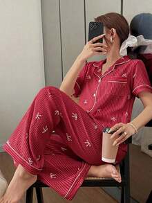 Conjunto de pijama para mujer con estampado de lazo a rayas en rosa, de manga corta y cuello solapa - Rojo - Ver 5