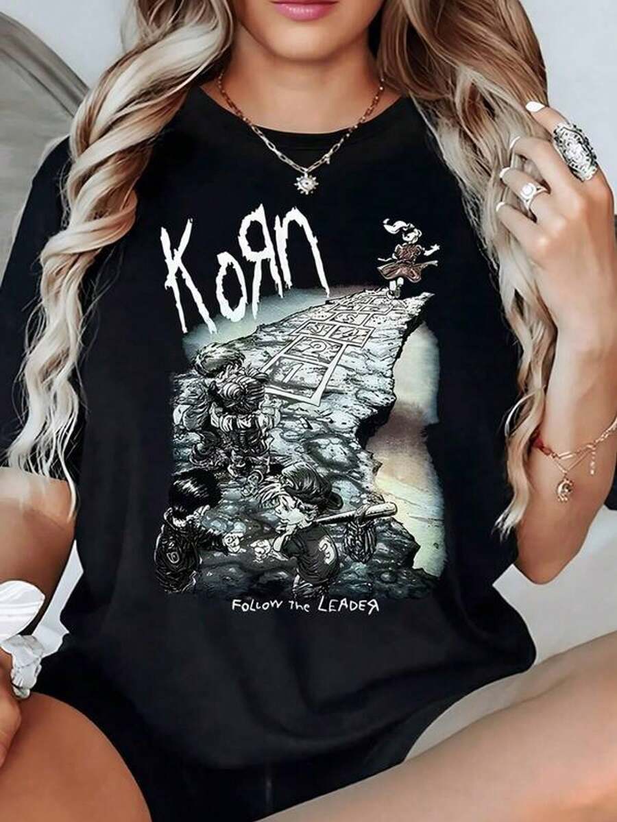 Ni?os jugando rayuela sobre un sendero de piedra que se desvanece en un abismo creando una escena surreal y misteriosa camiseta de mujer 100% algodón 220g