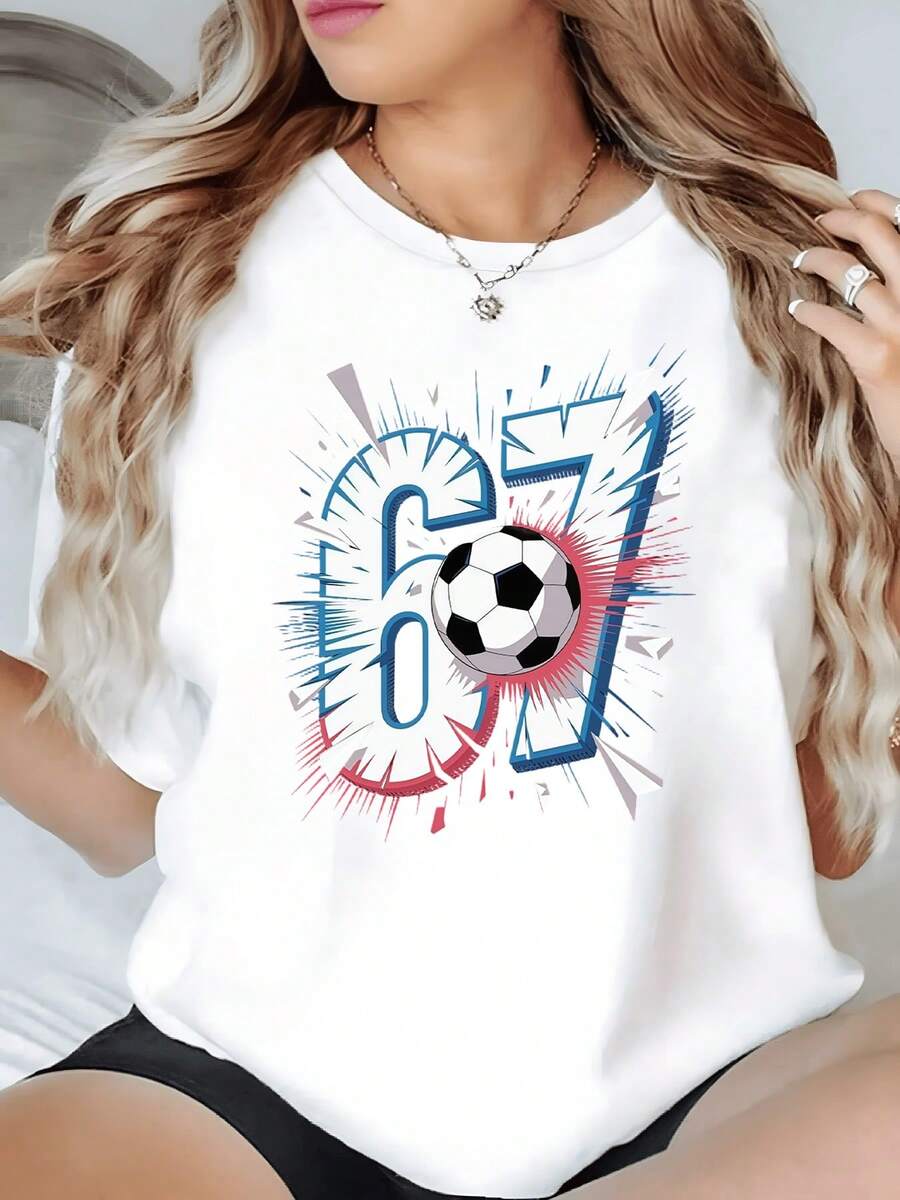 Números llenos de energía con una pelota de fútbol en el centro transmiten pasión y espíritu deportivo para las fanáticas del deporte camiseta de mujer casual moderna y cómoda para uso diario - Blanco - Ver 1