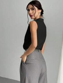 Blusa de cuello en V elegante y chic para oficina con diseño simple y detalles femeninos, blusas sin mangas - Negro - Ver 5