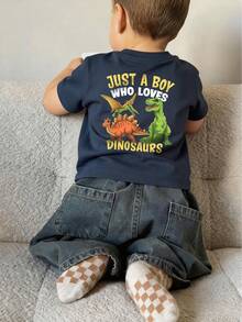 小男孩恐龙印花T恤，“Just A Boy Who Loves Dinosaurs”（我只是个喜欢恐龙的男孩）短袖休闲T恤，海军蓝儿童日常穿着上衣 - 藏蓝色 - 查看 1