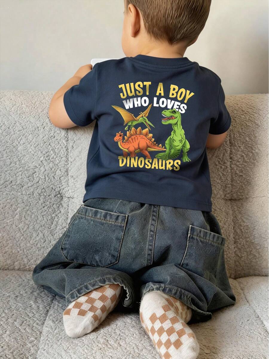 小男孩恐龙印花T恤，“Just A Boy Who Loves Dinosaurs”（我只是个喜欢恐龙的男孩）短袖休闲T恤，海军蓝儿童日常穿着上衣 - 藏蓝色 - 查看 1