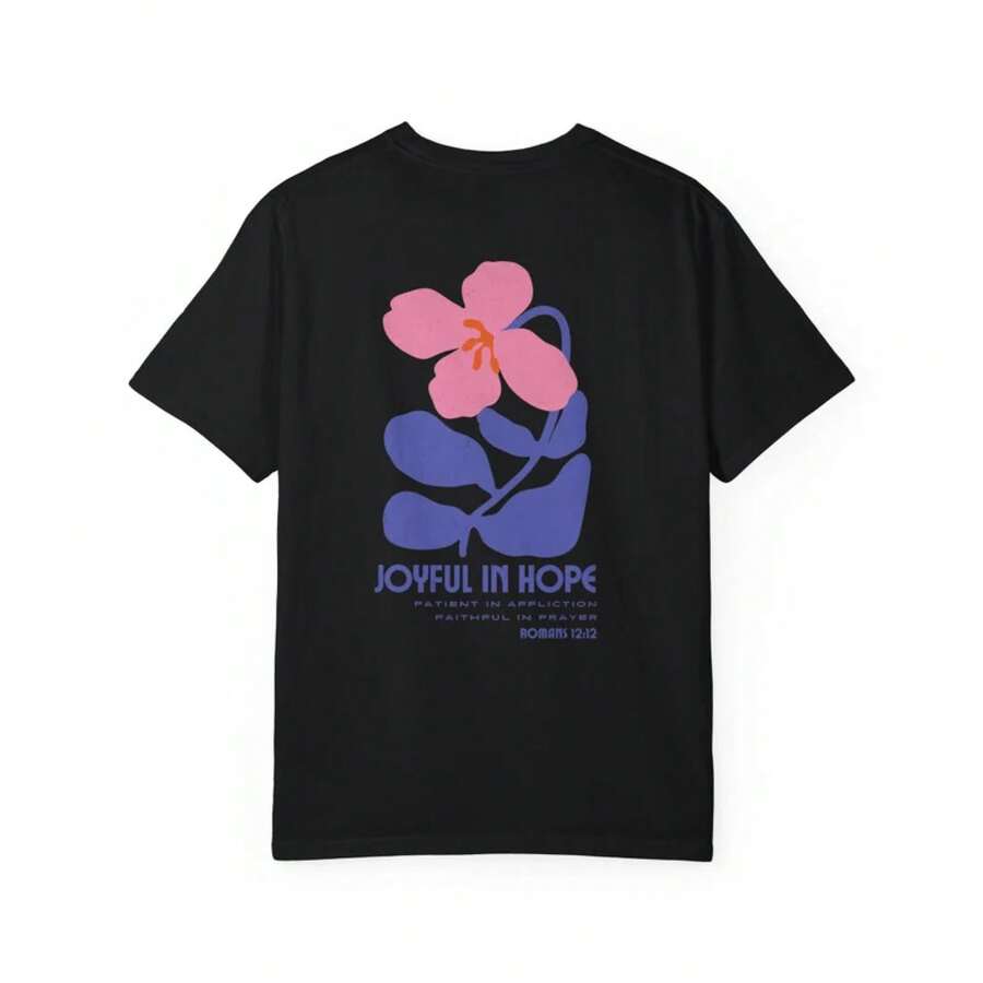 Camiseta Cristiana con Gráficos "Joyful in Hope" de , Camiseta de Jesús, Estilo Retro Boho Floral, Camiseta Cristiana con Flores Silvestres, Versículo Bíblico, Estética de Alta Calidad - Negro - Ver 1