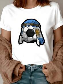 Argentine Flag Waving Behind A Soccer Ball Symbolizing Pride, Sporting Passion And National Strength, Ideal For Sports Fans. Women's Casual, Modern, Comfortable T-Shirt For Everyday Wear. - 白色 - 查看 8