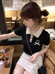 女士米白色和黑色 Polo 衫 - 时尚优雅休闲甜美修身短袖上衣，饰有蝴蝶结标志，适合春夏日常穿着 - 黑色 - 查看 3
