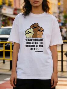 Ropa de verano para mujer, camiseta de algodón suave y casual con cuello redondo, con la frase "ESTÁ EN TUS MANOS CREAR UN MUNDO MEJOR PARA TODOS QUIENES LO VIVEN" estampada en el diseño. Color negro. - Blanco - Ver 3