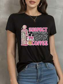 Camiseta Divertida para Amantes del Café - El Sospechoso No Para por Gasolina, Pero Si por Café - Camiseta Gráfica Suave y Cómoda para Mujer - Lavable a Máquina, Ideal para el Hogar, Salidas o Regalos de Café - Diseño Juguetón, Tejido Elástico Medio, Material Transpirable, Estilo Moderno, Blusa con Estampado - Negro - Ver 1