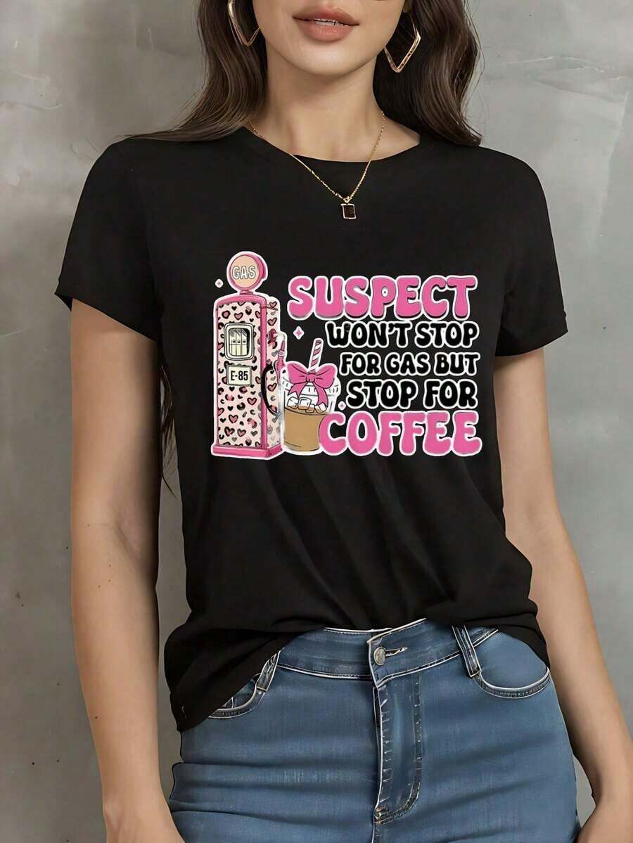 Camiseta Divertida para Amantes del Café - El Sospechoso No Para por Gasolina, Pero Si por Café - Camiseta Gráfica Suave y Cómoda para Mujer - Lavable a Máquina, Ideal para el Hogar, Salidas o Regalos de Café - Diseño Juguetón, Tejido Elástico Medio, Material Transpirable, Estilo Moderno, Blusa con Estampado - Negro - Ver 1