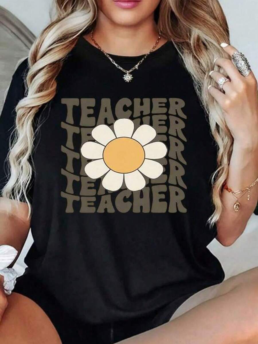 Gran flor blanca con centro amarillo que representa alegría y agradecimiento a la enseñanza camiseta de mujer cómoda 100% algodón ideal para maestras modernas