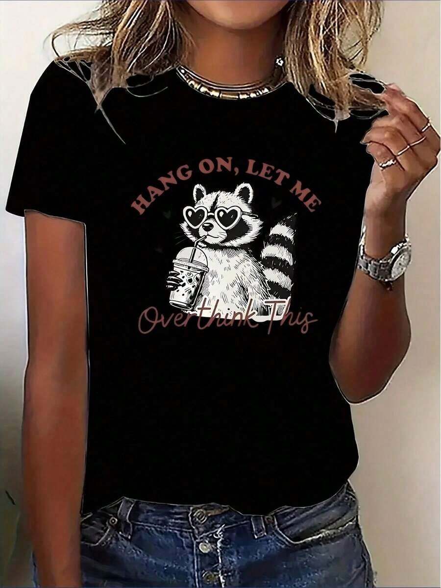 Women's Casual Short Sleeve T-Shirt: Cute Raccoon Graphic Tee With The Slogan "Hang On, Let Me Overthink This", Black And Red Print, Medium Elastic Crew Neck, Machine Washable Everyday Top For All Seasons - 黑色 - 查看 1