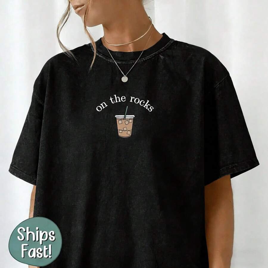 Estilo Y2K, estilo de moda, lo más nuevo de 2026, estilo lindo, estilo casual. 1 pieza de camiseta holgada de talla grande para mujer, 100% algodón, con diseño estampado de café helado "On The Rocks", perfecta para visitas a cafeterías, desplazamientos matutinos y uso diario para amantes del café, mostrando la actitud casual de la cultura del café estadounidense, 180g (S-XXXL). - Negro - 2 - Ver 1