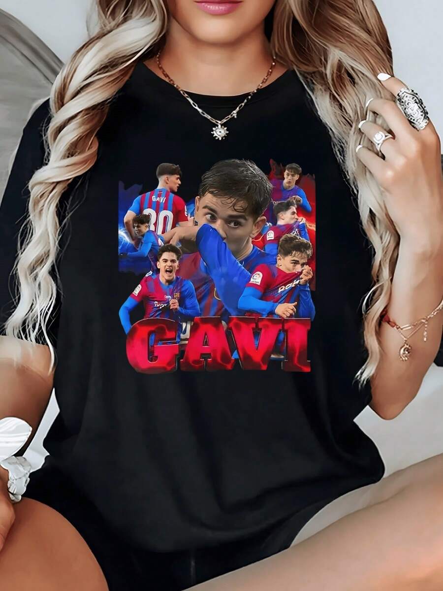 Players Celebrating Passionately On The Field, Showing Energy And Unity In Red And Blue Tones That Convey Strength And Attitude. Modern, Comfortable Women's T-Shirt, Ideal For Casual And Sporty Use. - 黑色 - 查看 1