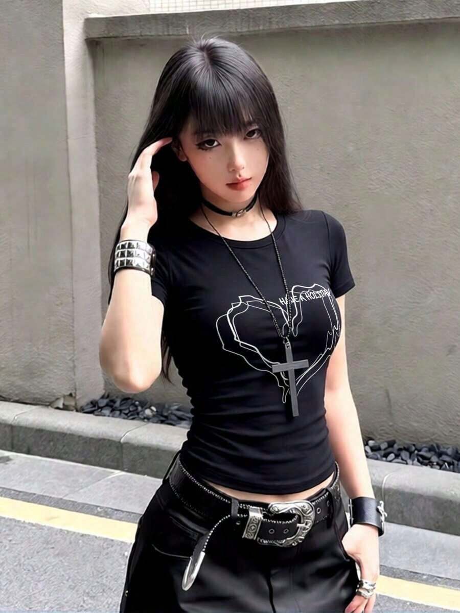 Women's Cropped Top With A Round Neck, Short Sleeves, And A Youthful Style. New Summer Design With A Heart And Letter Print. Super Cute And Versatile Fitted Cut, Lightweight And Comfortable Fabric, Ideal For Casual Outings, Everyday Looks, And Easy To Pair With Anything For A , Modern Style. LAUB - 黑色 - 查看 1